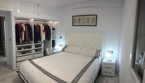 3 habitaciones, tabla de planchar con plancha, wifi y ropa de cama 