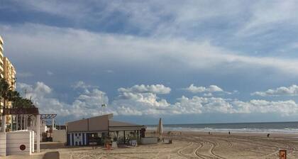 First line beach in Cádiz. Completely renovated in January 2017, brand new