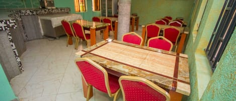 Ruokailu omassa huoneessa