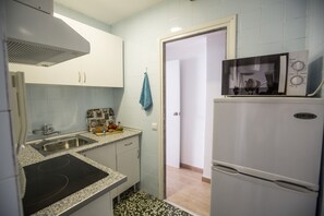 Frigorifero, microonde, piano cottura, macchina per tè/caffè