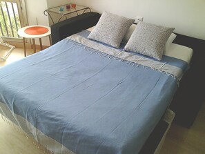 1 chambre, fer et planche Ă repasser, Wi-Fi gratuit, draps fournis