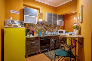 大型冰箱、微波爐、烤箱、爐台