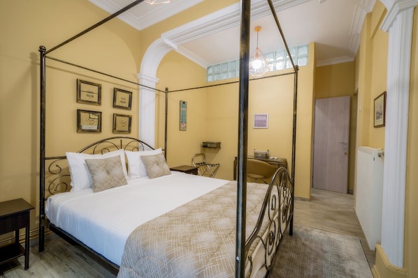 Deluxe Apartment (Kentrikon) | 2 bedrooms, desk, soundproofing, iron/ironing board