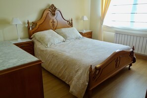 3 slaapkamers, een strijkplank/strijkijzer, wifi, beddengoed