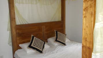 2 bedrooms, iron/ironing board, internet, bed sheets