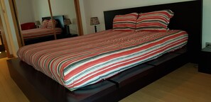 3 quartos, ferros/tábuas de passar roupa, acesso à internet