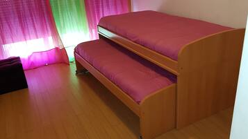 3 bedrooms, iron/ironing board, internet, bed sheets