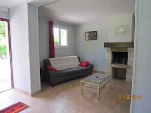 Fernseher, Kamin, Bücher