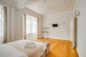 4 habitaciones, tabla de planchar con plancha, internet y ropa de cama