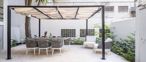 تناول الطعام بالخارج