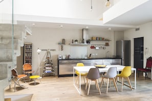 Frigorífico, microondas, horno y placa de cocina