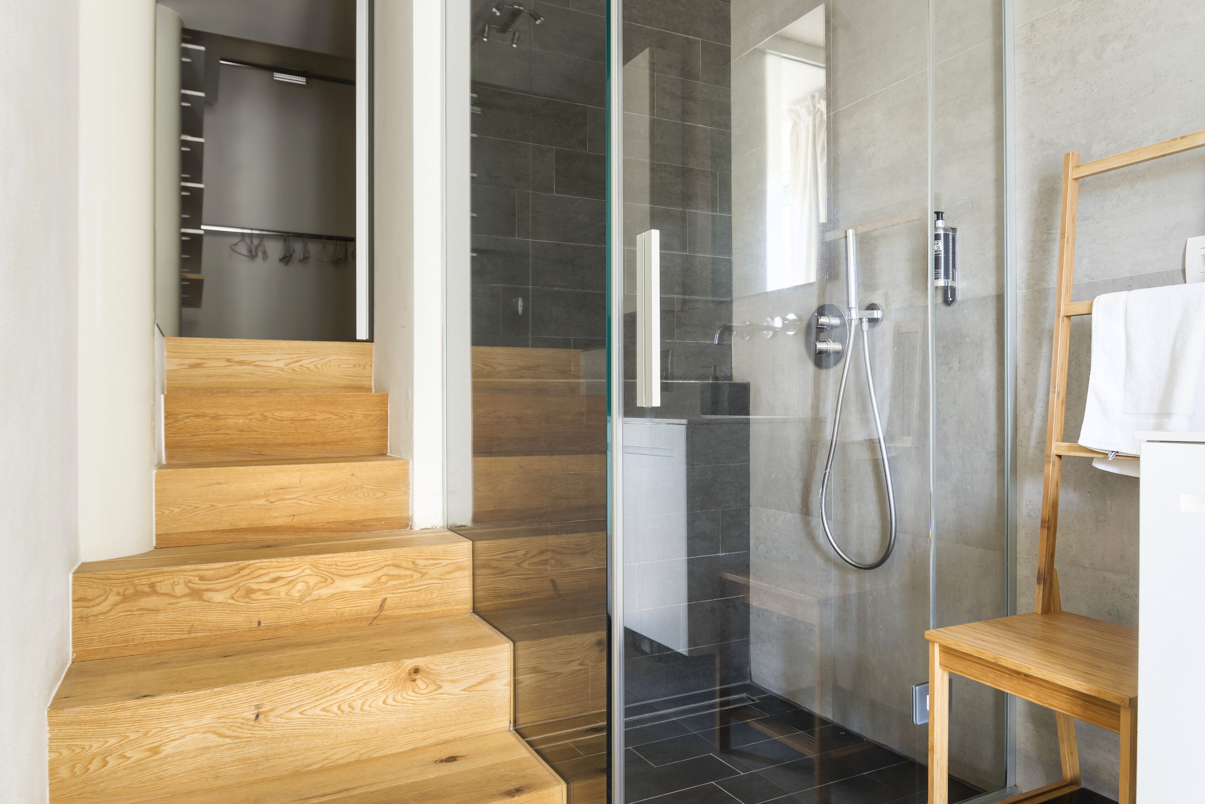 Duschwanne, kostenlose Toilettenartikel, Haartrockner, Bidet