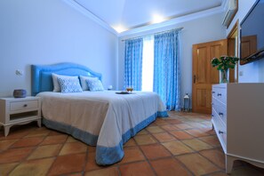 2 bedrooms, in-room safe, desk, iron/ironing board