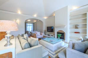 Smart TV, fireplace, DVD player, stereo