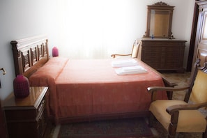 3 habitaciones, tabla de planchar con plancha, internet y ropa de cama