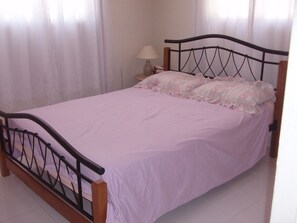 3 bedrooms, iron/ironing board, WiFi, bed sheets