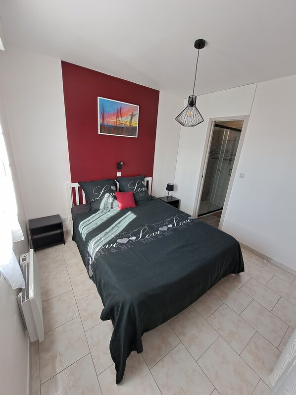 3 bedrooms, in-room safe, iron/ironing board, free WiFi