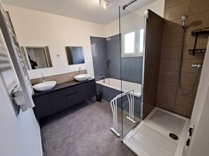 Badewanne, Haartrockner, Handtücher, Seife
