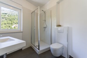 Douche, sèche-cheveux, serviettes fournies, savon