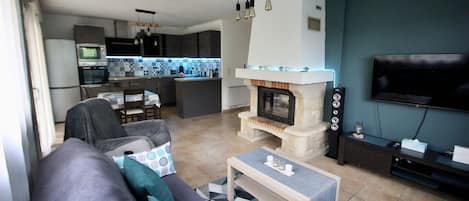 TV connectée, cheminée, table de tennis de table