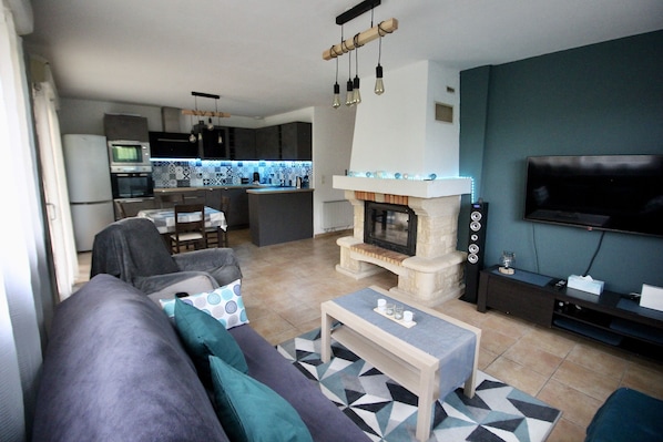 Smart TV, fireplace, table tennis