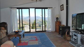 Smart TV, fireplace, DVD player, table tennis