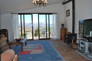 Téléviseur connecté, foyer, lecteur de DVD, table de ping-pong