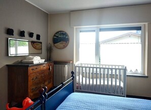 2 chambres, coffres-forts dans les chambres, fer et planche à repasser