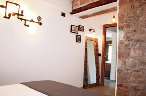 1 chambre, bureau, fer et planche à repasser, lit de bébé portatif