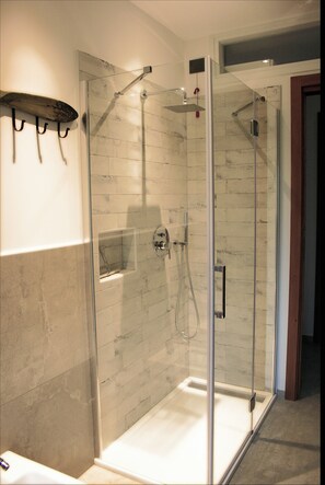 Douche, sĂšche-cheveux, bidet, serviettes fournies