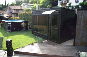 Outdoor spa tub