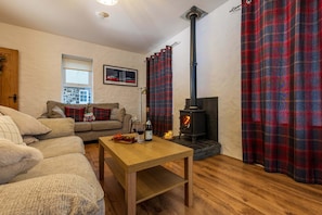 TV, fireplace - Cottage retreat on the Causeway Coastal Route (Limavady)
