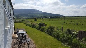 Outdoor dining - Cottage retreat on the Causeway Coastal Route (Limavady)