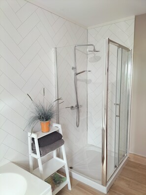 Baignoire, sĂšche-cheveux, serviettes fournies