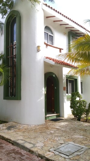 Exterior detail - The House of Naomi2 Villa with swimming pool in Playacar phase2 (Playa del Carmen)