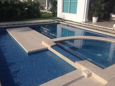 Spectacularly furnished beach house 