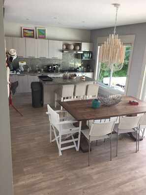 Kühlschrank, Mikrowelle, Ofen, Wasserkocher mit Kaffee-/Teezubehör