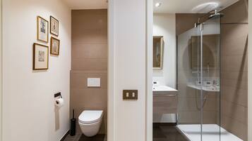 Een douche, een haardroger, handdoeken, zeep