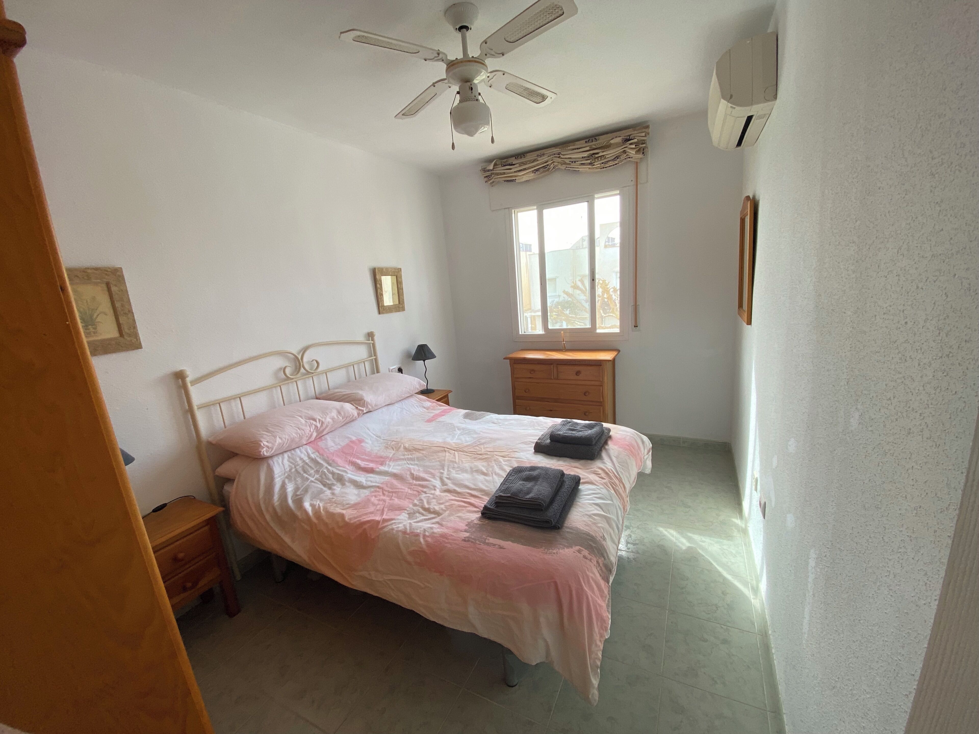 2 chambres, fer et planche à repasser, Wi-Fi gratuit, draps fournis