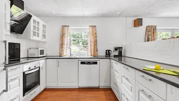 Jääkaappi, liesi, astianpesukone, kahvin-/teenkeitin