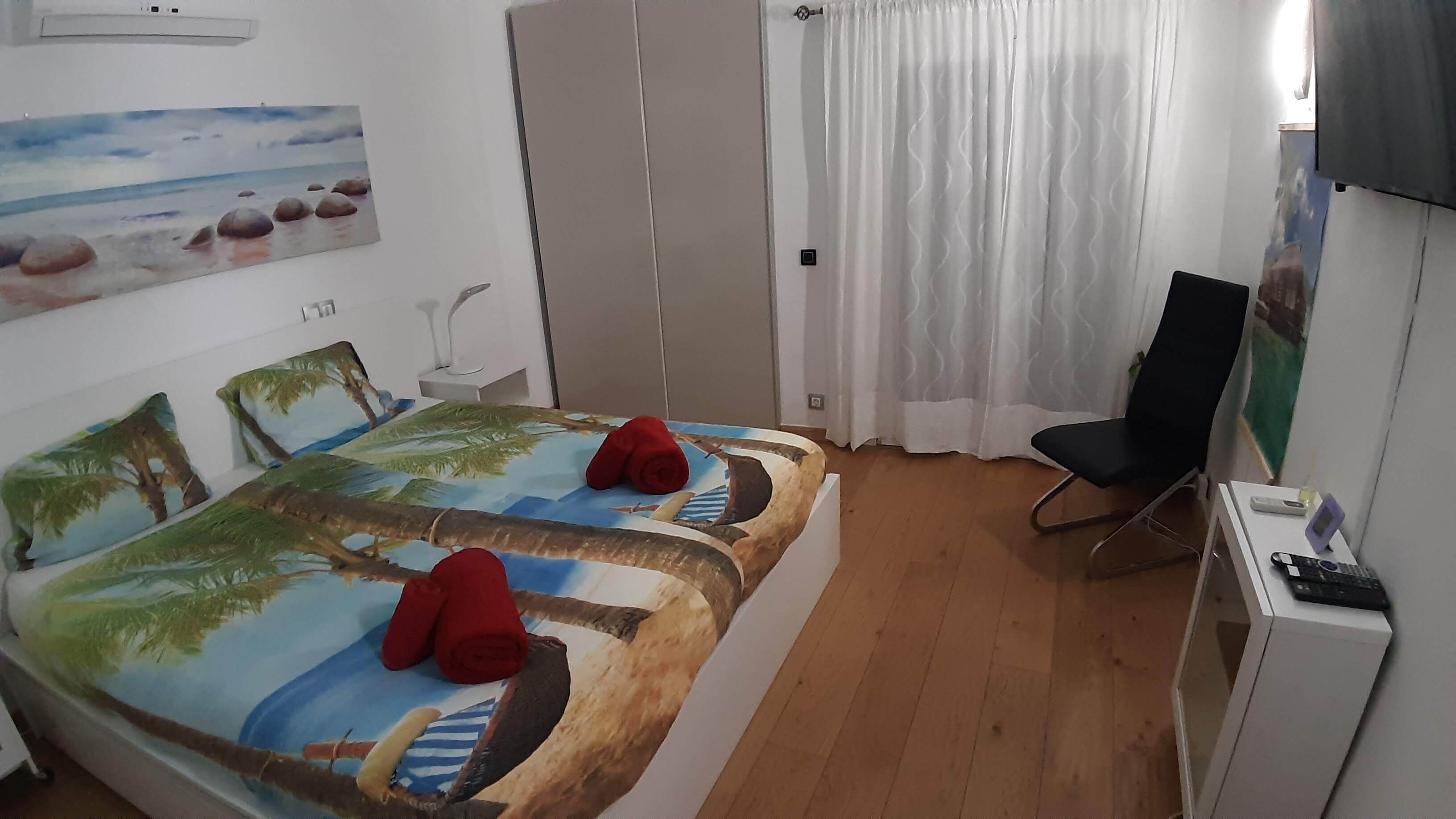 2 soveværelser, pengeskab på værelset, skrivebord, strygejern/strygebræt