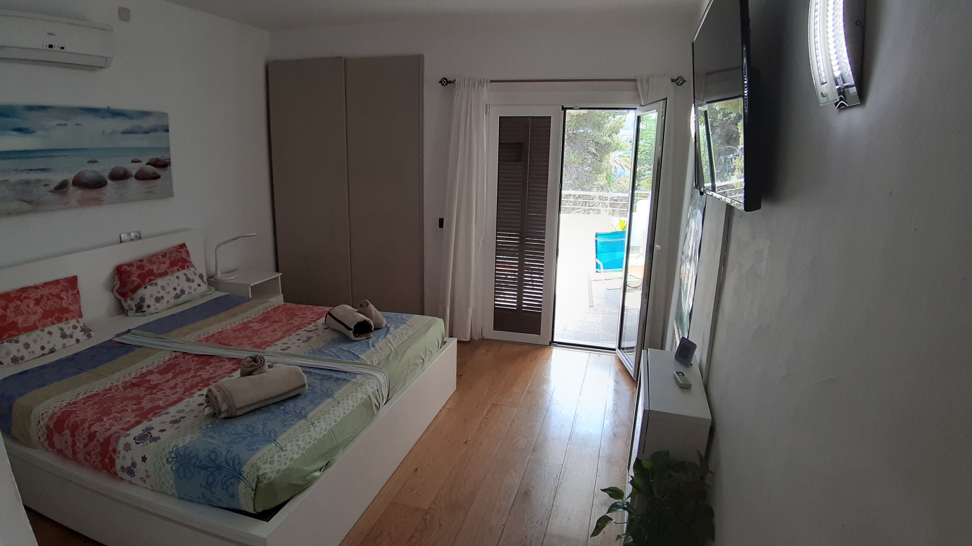 2 slaapkamers, een kluis op de kamer, een bureau