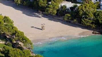 Rannalla, aurinkotuoleja