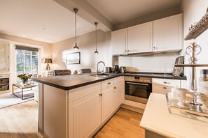 Kylskåp, ugn, spishäll och diskmaskin