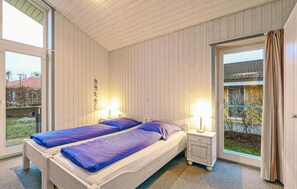 2 bedrooms, travel crib, free WiFi