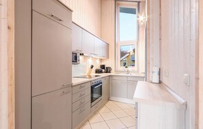 Fridge, microwave, stovetop, dishwasher - Nice home in Rechlin with sauna (Rechlin)