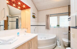 Combined shower/tub - Nice home in Rechlin with sauna (Rechlin)