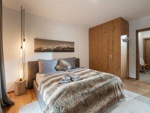 3 bedrooms, travel crib, free WiFi, bed sheets