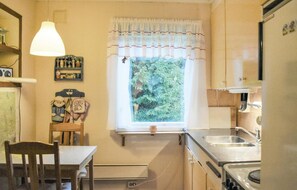 Refrigerador, microondas, parrilla de estufa y cafetera y tetera 