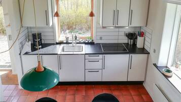 Køleskab, kogeplade, opvaskemaskine, kaffe-/temaskine